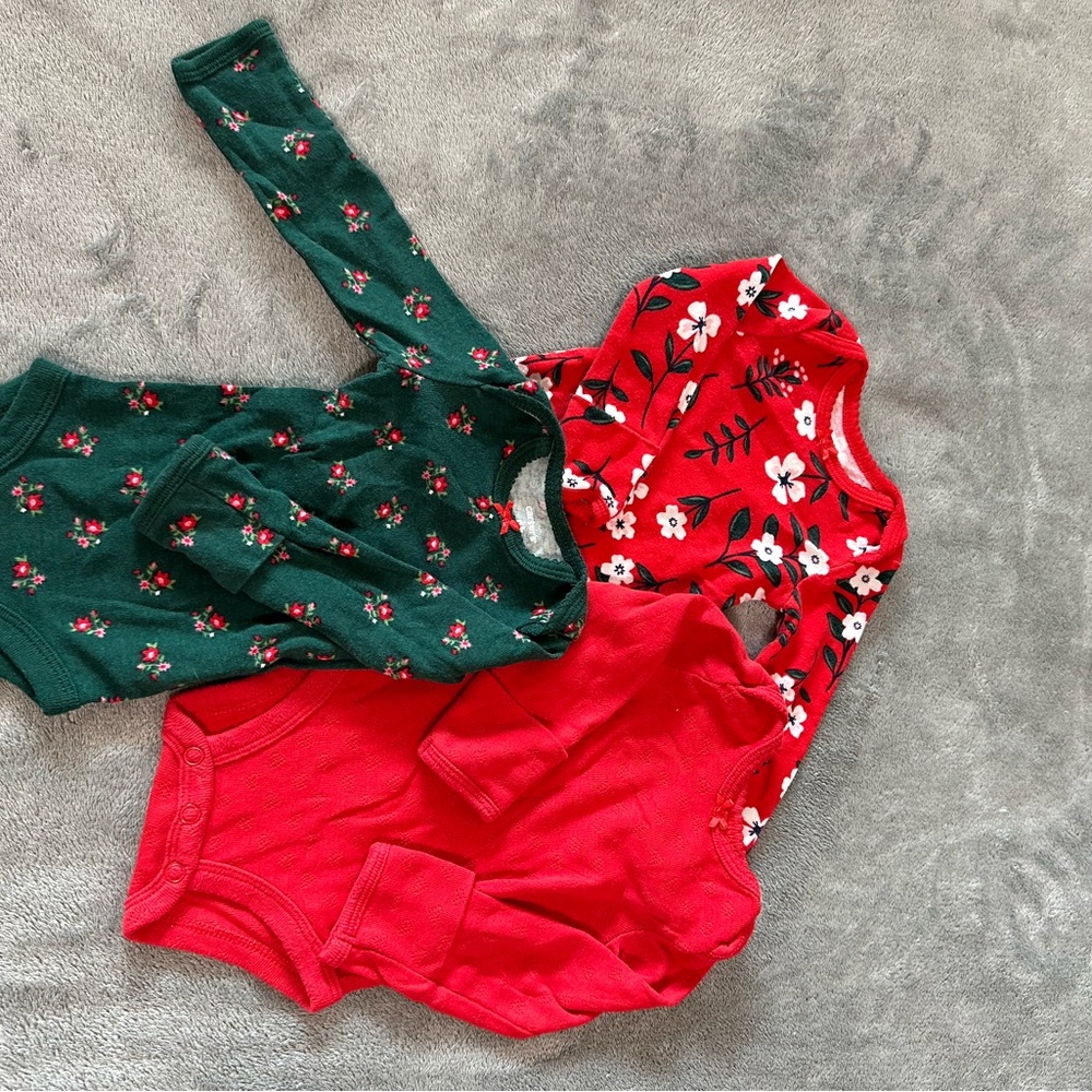 *NWOT* Carter’s Christmas Onesie Bundle NB